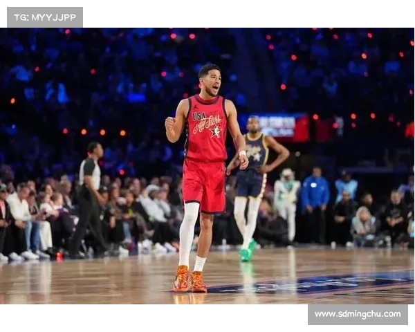 德文·布克与教练频繁战术交流展现场上成熟思维与领导力